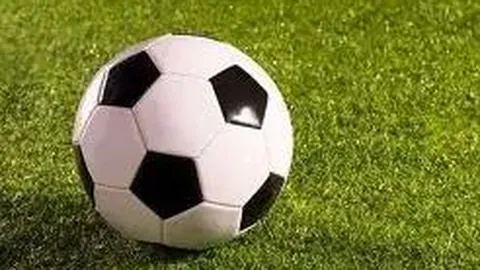 李沁31岁庆生，绿条纹衫展现青春活力