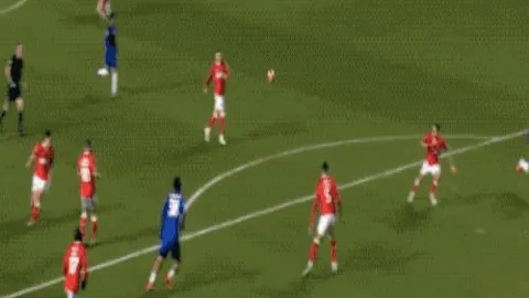 “格雷茨卡萨内进球瞬间挥拳举动曝光，庆祝方式引关注”